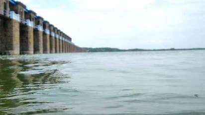 హైద్రాబాద్ జంట జలాశయాలకు భారీగా వరద నీరు: పూర్తి స్థాయిలో నిండిన హుస్సేన్ సాగర్