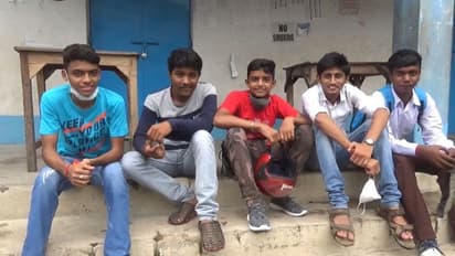 মাধ্যমিক পাশ করে করোনাকে ধন্যবাদ পড়ুয়াদের, ভবিষ্যৎ নিয়ে চিন্তিত শিক্ষকরা