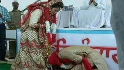 বিয়ের আসরে হঠাৎ কনের পা ছুঁয়ে আশীর্বাদ চাইল বর, দেখুন ভাইরাল ছবি