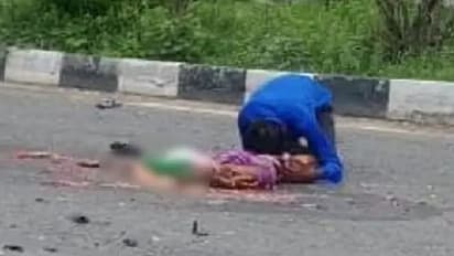 हृदय विदारक घटना: सड़क पर बिखरे पड़े मां के लोथड़ों को सीने से चिपका रोता रहा बेटा, फट गया कलेजा