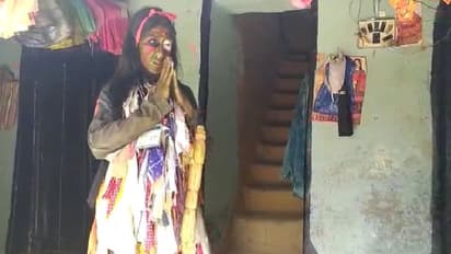 মানবিকতার হাত, বহুরূপীদের পাশে অভিনেতা শুভাশিস মুখোপাধ্যায় ও লোকেশ্বরানন্দ আই ফাউন্ডেশন