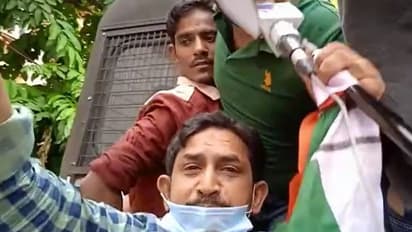 Pegasus Issue: রাজভবনের সামনে ফোন ভেঙে প্রতিবাদ কংগ্রেসের, পুলিশের সঙ্গে ধ্বস্তাধ্বস্তি