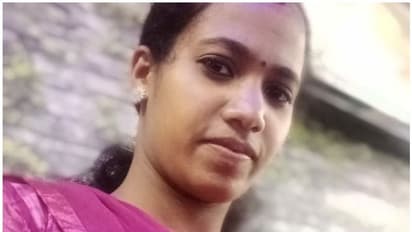 വീട്ടമ്മയായ യുവതി കുളത്തില് മരിച്ച നിലയില്