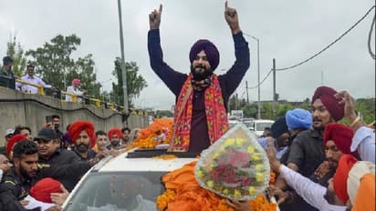 पंजाब के कप्तान बने सिद्धू ने टीम के साथ किया 'पावर शो', स्वर्ण मंदिर में माथा टेकने पहुंचे गुरु