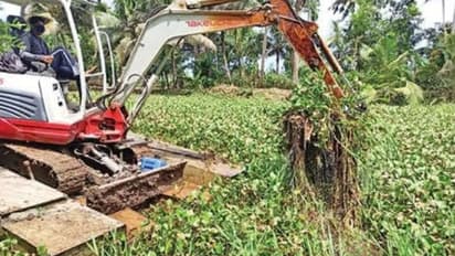 ആലപ്പുഴയിൽ പഞ്ചായത്ത് അധികൃതർ കൈയൊഴിഞ്ഞ നാട്ടുതോട് ശുചീകരണം ഏറ്റെടുത്ത് നാട്ടുകാർ