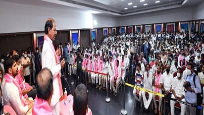 టీఆర్ఎస్ ప్రజా ప్రతినిధులతో కేసీఆర్ భేటీ: కీలకాంశాలపై చర్చ