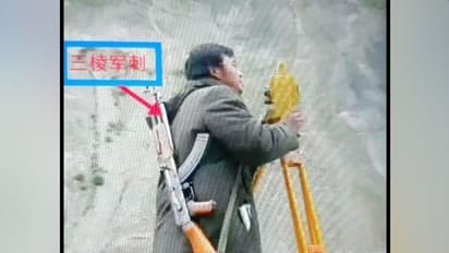 कंधे पर AK-47 लटकाए मजदूर कर रहे दिहाड़ी, जानकर रह जाएंगे आप भी हैरान