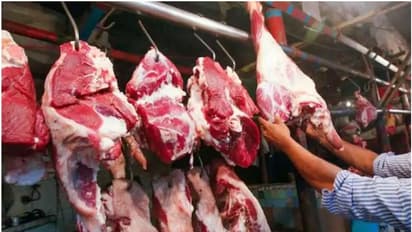 గోమాంసం స్మగ్లింగ్ చేస్తున్నాడని ముస్లిం వ్యక్తిపై గోసంరక్షకుల బృందం దాడి.. మృతి...