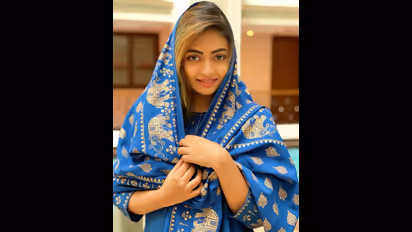 നീല സൽവാറിൽ സുന്ദരിയായി ശാലിൻ സോയ; ചിത്രങ്ങൾ കാണാം