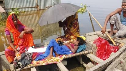 बिहार बाढ़ की सबसे मार्मिक तस्वीर, बेबस माता-पिता को बीमार बेटे के इलाज लिए नाव से 10 KM सफर करना पड़ा