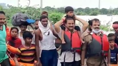 గోదావరిలో చిక్కుకున్న 40మంది... స్వయంగా రంగంలోకి దిగి కాపాడిన టీఆర్ఎస్ ఎమ్మెల్యే (వీడియో)