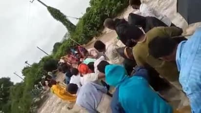 పొలం పనులకు వెళ్లి... వాగులో చిక్కుకున్న 21మంది వ్యవసాయ కూలీలు (వీడియో)