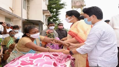 భారీ వర్షాలకు వాగులో కొట్టుకుపోయి వ్యక్తి మృతి.. కుటుంబానికి సత్యవతి రాథోడ్ పరామర్శ..(వీడియో)