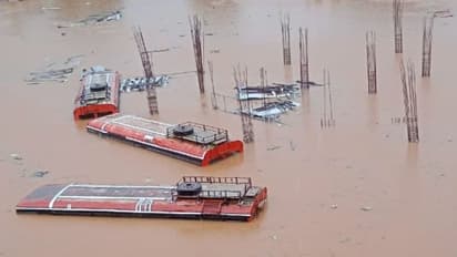 জলের তোড়ে ভেসে গেছে বাড়ি-রাস্তা, উদ্ধারে হেলিকপ্টার, ছবিতে দেখুন মহারাষ্ট্রের প্রাকৃতিক দুর্যোগ
