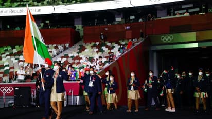 ടോക്യോ ഒളിംപിക്സ് ഉദ്ഘാടനച്ചടങ്ങുകൾ തുടങ്ങി, ഇന്ത്യൻ പതാകയേന്തി മൻപ്രീതും മേരി കോമും