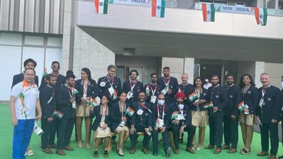 Tokyo Olympics: कोई मस्ती करते दिखा तो किसी ने क्लिक की सेल्फी, देखिए इंडियन टीम की तस्वीरें