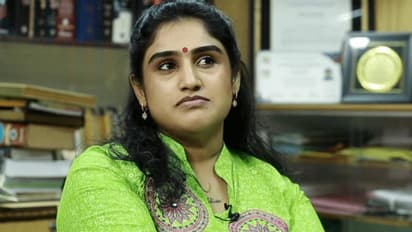 bigg boss vanitha new look : குத்துப்பாடல் போஸ்...சமந்தாவை மிஞ்சும் bigg boss வனிதா