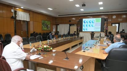 ರಜೆ ಹಾಕದೆ ಕೆಲಸ ಮಾಡಿ, ಅಧಿಕಾರಿಗಳಿಗೆ ಸಿಎಂ ಖಡಕ್ ಸೂಚನೆ