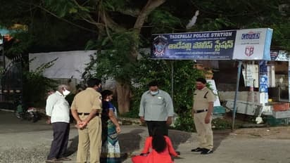 ఎస్సై శారీరకంగా వాడుకుని మోసం చేశాడు.. పీఎస్ ముందు యువతి ఆత్మహత్యాయత్నం...(వీడియో)