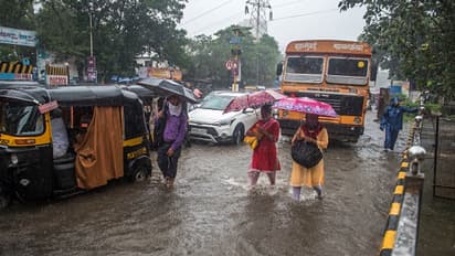 নিম্নচাপের জের, ঝাপিয়ে বৃষ্টির পূর্বাভাস কলকাতা সহ গাঙ্গেয় পশ্চিমবঙ্গে