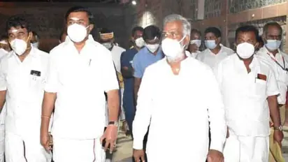 சாமி.. சாமியை தரிசனம் பண்ணலாமா.?? கருவறையின் முன் பிரகாரத்தில் பூசாரியிடம் அனுமதி கேட்ட சேகர் பாபு.