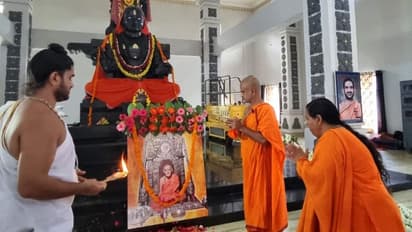 ಹರಿದ್ವಾರದಲ್ಲಿ ಪೇಜಾವರ ಶ್ರೀಗಳಿಗೆ ಉಮಾಭಾರತಿ ಗುರುಪೂಜೆ