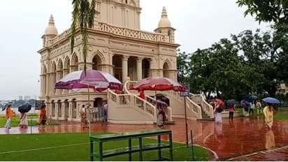 গুরুপূর্ণিমায় একদিনের জন্য খুলল বেলুড় মঠ, বৃষ্টির মধ্যেই ভিড় ভক্তদের