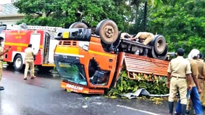 വാഴക്കുല കയറ്റി വന്ന ലോറി തലകീഴായി മറിഞ്ഞു