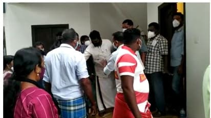 വാക്സീന് വിതരണത്തിനിടെ ഡോക്ടര്ക്ക് മര്ദ്ദനമേറ്റു; സിപിഎം നേതാക്കള്ക്ക് എതിരെ കേസ്