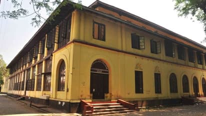 മഹാരാജാസ് പ്രിൻസിപ്പാളിനെതിരെ ഒരു വിഭാഗം അധ്യാപകരുടെ സമരം; സ്ത്രീവിരുദ്ധ നിലപാട് സ്വീകരിക്കുന്നുവെന്ന് ആക്ഷേപം