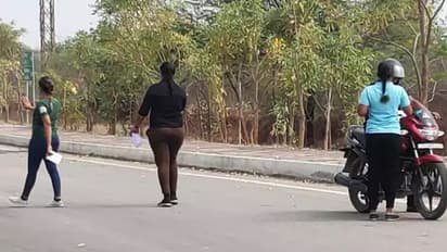 నడిరోడ్డుపై అమ్మాయిలు.. వాహనదారులే టార్గెట్, ఇదో కొత్త రకం దందా