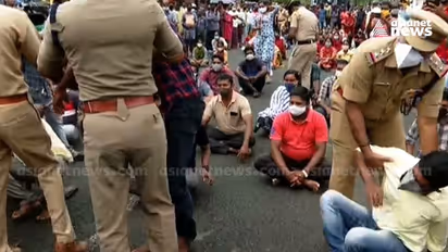 ചെല്ലാനത്ത് തീരദേശ പാത ഉപരോധിച്ച് നാട്ടുകാരുടെ പ്രതിഷേധം; ഒടുവിൽ അറസ്റ്റ് ചെയ്ത് നീക്കി