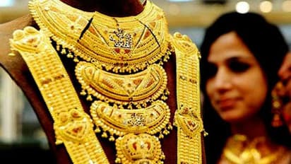 Gold Price Today : ഈ മാസത്തെ ഏറ്റവും ഉയർന്ന നിരക്കിൽ മാറ്റമില്ലാതെ സ്വർണവില