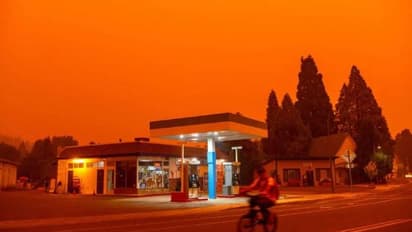 അണയാതെ അഗ്നി: ഇതുവരെ കത്തിനശിച്ചത് 15 ലക്ഷം ഏക്കർ, ഇനിയും നാശമുണ്ടാകാമെന്ന് വിദഗ്ദ്ധർ