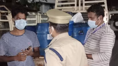 അനധികൃതമായി അറവുമാലിന്യം നിറച്ചുപോയ വാഹനം പിടികൂടി കോഴിക്കോട് കോർപ്പറേഷൻ