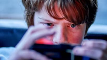 വീട്ടുജോലി ചെയ്യാൻ നിർബന്ധിക്കുന്നു, അച്ഛനെതിരെ പരാതിയുമായി 14 -കാരൻ പൊലീസ് സ്റ്റേഷനിൽ