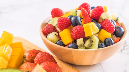 Skin Care : ഭംഗിയും തിളക്കവുമുള്ള 'സ്‌കിന്‍' നേടാം; കഴിക്കേണ്ട പഴങ്ങള്‍...