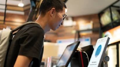 এবার থেকে আপনার মুখ চিনে তবেই টাকা বের করবে এটিএম, চালু নয়া নিয়ম