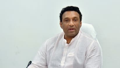 డ్రోన్‌ ద్వారా పూలమాల.. మంత్రి గౌతమ్ రెడ్డికి వైసీపీ నేతల వినూత్న స్వాగతం