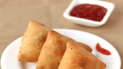 समोसे के आगे मजबूर होकर एक शख्स ने किया सुसाइड, जानिए आखिर क्यों हुआ मरने पर बेबस