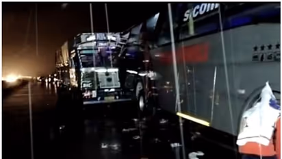 ಬಾರಾಬಂಕಿ: ನಿಂತಿದ್ದ ಬಸ್ಗೆ ಡಿಕ್ಕಿ ಹೊಡೆದ ಟ್ರಕ್, 18 ಮಂದಿ ದಾರುಣ ಸಾವು!