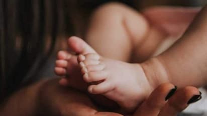 భార్యతో గొడవ.. ఎనిమిది నెలల కూతుర్ని నేలకేసి కొట్టి తండ్రి ఘాతుకం...