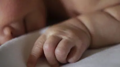 குழந்தை பாக்கியம் இல்லாமல் எவ்வளவோபேர் கஷ்டபடுறாங்க. ஆனால் இவங்கள பாருங்க. 4 வது மாடியிலிருந்து விழுந்த சோகம்.