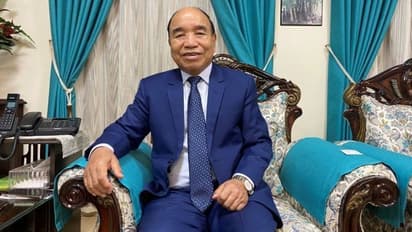 ఓటు వేయకుండానే పోలింగ్ బూత్ నుంచి బయటకు వచ్చిన సీఎం జోరంతంగా.. ఎందుకంటే.. 