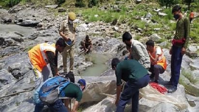 तस्वीरों में देखिए जम्मू-कश्मीर में बारिश ने बरपाया कहर, बह गए कई घर..चट्टानों के नीचे से निकल रहे शव