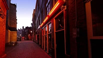 മൂന്നുലക്ഷത്തിലധികം ആളുകളുമായി കിടക്ക പങ്കിട്ടു; ചുവന്ന തെരുവിലെ 'ഏറ്റവും പ്രായമുള്ള വിൻഡോ ഗേൾസ്' പറയുന്നു