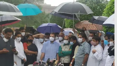 ஜனநாயகத்தின் ஆன்மாவை மோடி, அமித் ஷா காயப்படுத்தி விட்டார்கள்.. கொட்டும் மழையில் நெருப்பை கக்கிய ராகுல்..!