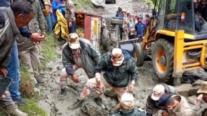 हिमाचल में बारिश का तांडव: मकान डूबे-गाड़ियां बहीं, एक मां बच्चे समेत बह गई..सामने आईं विकराल तस्वीरें