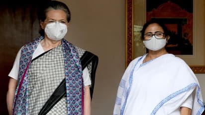 Mamta Banerjee संग Sonia Gandhi की चाय पर चर्चाः ममता बोलीं-केंद्र सरकार राजनीतिक आंधी को अब संभाल नहीं पाएगी