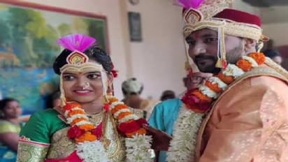 महाराष्ट्र में बाढ़ के बीच नाव पर हुई अनोखी शादी, दुल्हन को बांहों में उठाकर दूल्हे ने कराया गृहप्रवेश